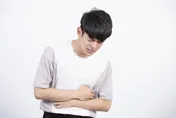 無聲不定時炸彈！熟男肚臍旁摸到「挑動腫塊」竟是瘤　醫靠1招不用顯影劑完成手術