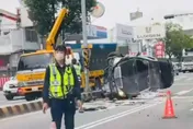 快訊/台中賓士「自撞分隔島」！車頭爆裂橫躺路中央　78歲男慘困車內