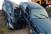 出事了！苗栗苑裡2車互撞「相疊」倒插田裡　竟是路口無號誌惹的禍