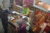影/高雄銀樓搶劫畫面曝！歹徒「金鍊戒指全都要」速度超緩慢　老闆揭損失金額