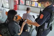 可以帶我回家嗎？19歲妙齡女見網友遭丟包交流道　求助暖警竟因為這原因…