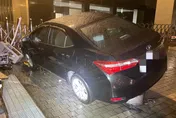 可疑！轎車半夜衝撞工業區柵欄　警到場駕駛「消失」了