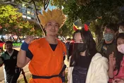 蔣萬安Cosplay「七龍珠孫悟空」！台北人嗨翻搶合照