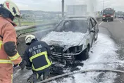 影/彰化台74傳火燒車！轎車開一半「濃煙猛竄」　整輛遭火舌吞噬
