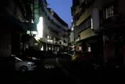 快訊/高雄鳳山路燈又罷工！她急提醒：天雨路滑注意安全