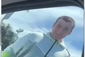 影/開車停等紅綠燈...驚見男持刀敲車窗詭異笑問「可以讓我上車」？