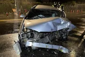 鬼遮眼？轎車駕駛突然「眼前一片黑」　逆向撞斷燈桿車頭全爛了