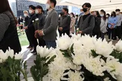 2孫梨泰院炸肺亡！老翁拄拐杖「白髮人送黑髮人」哭了　靈堂前不停道歉惹鼻酸