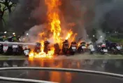快訊/板橋10機車「陷火海淪廢鐵」！停車格突竄不明火勢　濃煙飄滿街畫面曝