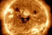 太陽寶寶說你好！NASA衛星拍到太陽在「微笑」　吸引網友P圖大展創意