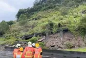 獨家直擊/國1走山土石崩！30m邊坡塌「告示牌半毀」　何時搶通沒人知