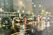 好衰！18歲男不熟駕車失控暴衝　路邊5輛車被撞爛遭殃