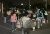 鄭州富士康爆疫情　員工稱「返鄉者多為短期工」　廠區公布新規：全勤可獲獎金6.6萬台幣