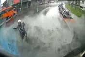 踏斑馬線「違規硬闖路口」！砂石車險撞衝刺三寶　附贈滿身泥沙網諷：土葬體驗