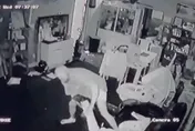 不爽家暴被檢舉！狠男出獄找妻尋仇　「當幼兒面開槍」她染血慘死