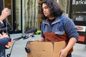 2名男子手抱紙箱扮推特員工稱遭解雇　騙倒一票媒體馬斯克大表讚賞！