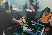掛羊頭賣狗肉！職業麻將賭場藏身桌遊館　警突擊逮10人送辦