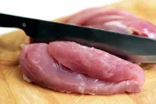 別「水洗生雞肉」！小心細菌滋生釀食物中毒　專家曝正確處理做法