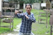 被封「港劇御用大佬」！武打巨星「笑面虎」驚傳因病離世　成龍、李連杰都曾與他合作