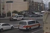 影/台中梧棲驚傳救護車車禍事故！外送員「連人帶車彈飛」對向車道