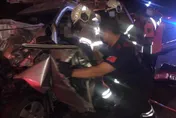 快訊/台南關廟交流道「客貨車追撞聯結車」！車頭撞爛駕駛受困　緊急送醫搶救