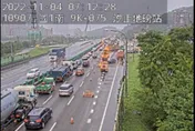 還是塞爆！國1南下開放內線車道　五堵-汐止、台64都紫爆