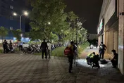 遭持刀瘋砍爆血癱軟！新北爆20煞談判械鬥　1男「被捅2刀」染血倒地急送醫