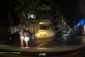 影/過彎遭火爆阿姐比中指！他禮讓被嗆「白癡」超無奈　網見影片全站她那邊