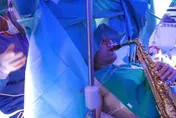 音樂家開顱手術　全程「清醒」吹薩克斯風9hrs！