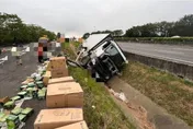 國道1號車禍！大貨車司機「疲勞駕駛」滾落邊坡　成箱貨物灑滿地
