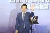 台北市長選舉辯論/蔣萬安戴上太太挑的領帶參戰　親曝「大兒子出門前給我擁抱」