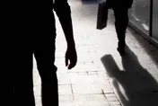 9旬婦走路遭推倒、千元大鈔被搶！新北男搭小黃逃亡下場曝