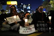 【影】梨泰院踩踏事件後7天　民眾走上街頭哀悼抗議　高喊「尹錫悅下台」