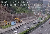 國1走山二度崩塌！今凌晨「提前搶通」2車道全線開放　汐止端塞車舒緩畫面曝