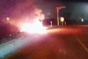 【影】國3休旅車自撞成火球！下土城交流道失控翻車…駕駛驚逃