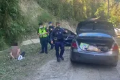 【影】好剽悍！苗栗警圍捕女竊嫌遭衝撞　狂追11公里狹路逮人