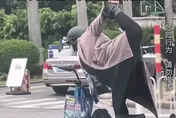 【影】女子「練瑜珈」式騎車驚呆路人　網友:這是在拿命炫技！