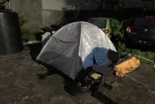淡水男雨中露營野炊！警上前關心卻發現這東西…這下慘了