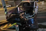 台中警追拒檢車失控自撞！車上3人受傷…嫌犯跑了
