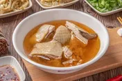 立冬補身吃補 竟煮出苦味重麻油雞？失誤關鍵點是它 加這一味湯頭清甜