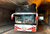 遊覽車闖機車便道卡這害交通大亂！車頂全壓爛　駕駛竟肇逃3小時才現身