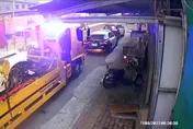 【影】連開15槍「1人頭部中彈」！高雄街頭槍響　車輛遭打成蜂窩…嫌犯急開溜