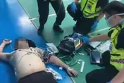 【影】台中男打羽球突倒地命危！119線上指示電擊…驚險救援畫面曝光