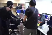 【影】拜神有用嗎？詐團雞腿供地基主保平安…下一秒警破門逮7嫌