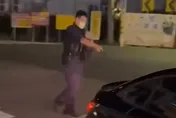 【影】再囂張！台中32人車聚吵鬧…警到場一秒「拔槍上膛」立刻乖乖受檢