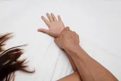 假裝送醉女回家！他撿屍帶到汽旅上下其手　賠錢後換取緩刑