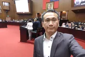 前立委鄭運鵬尾牙吞火秀　網友：董事長好競爭