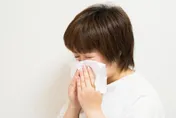 換季噴嚏打不停！專家曝一圖教你一秒辨別「過敏」和「感冒」