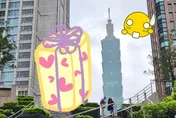 廉價交通三角錐？信義區聖誕樹遭網群轟　老外狂喊：此生見過最醜的…