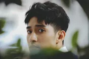 男星拍倒吊拷問戲碼ing…驚見太陽穴「出現點點紅斑」！他秒傻眼：好像有內出血